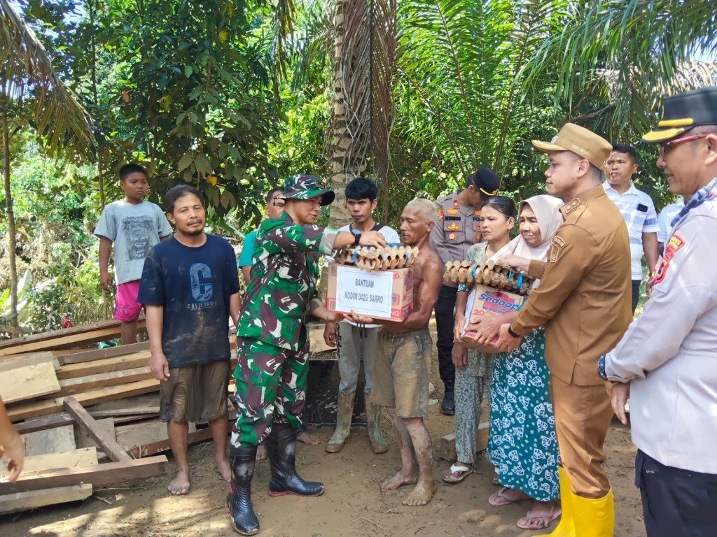 Dua Hari Pascabanjir, Dandim 0420/Sarko Terus Turun Salurkan Bantuan ke Warga
