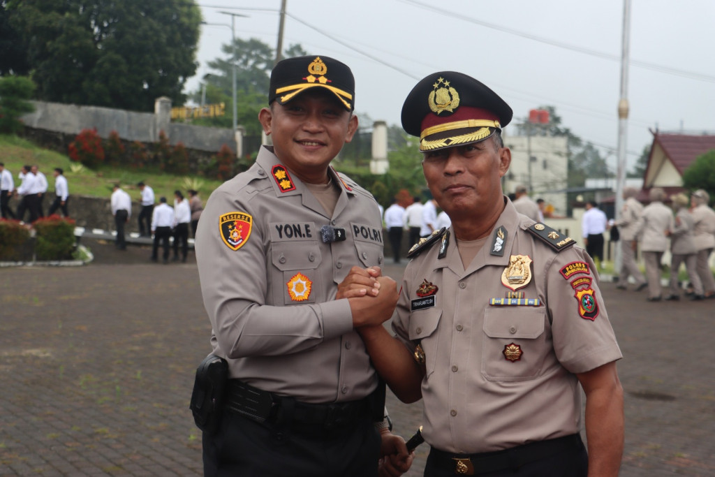 Dua Personel Terima Kenaikan Pangkat Pengabdian, Kapolres Tapsel Tekankan Profesionalisme