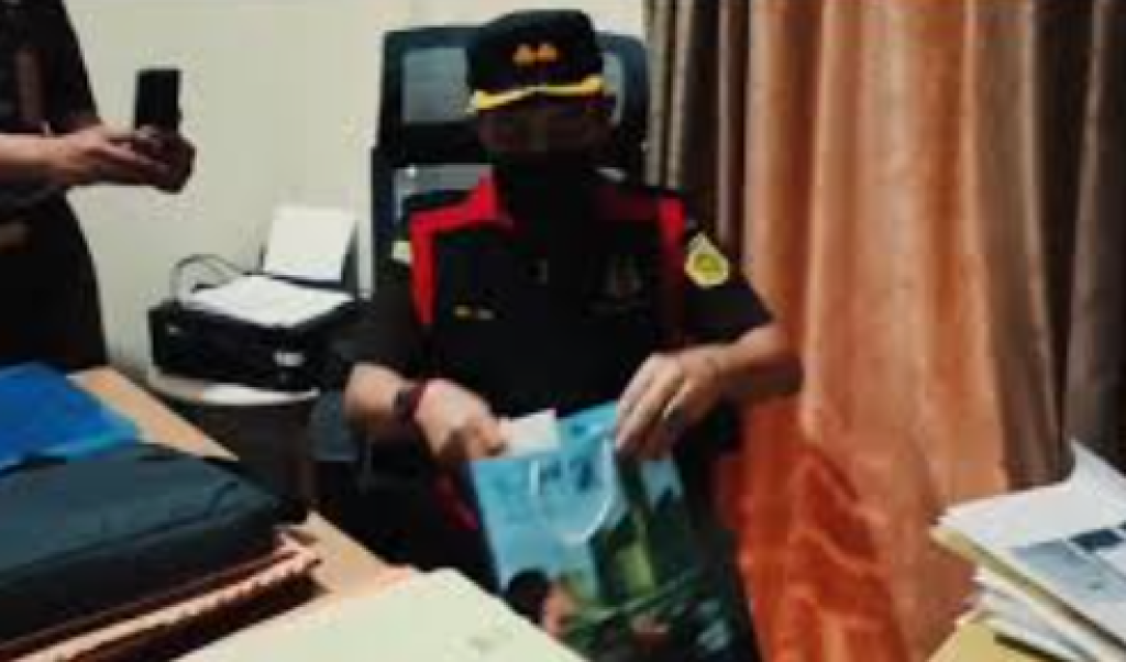 Enam Jam Penggeledahan di Kementerian PU, Penyidik Keluar Bawa Koper