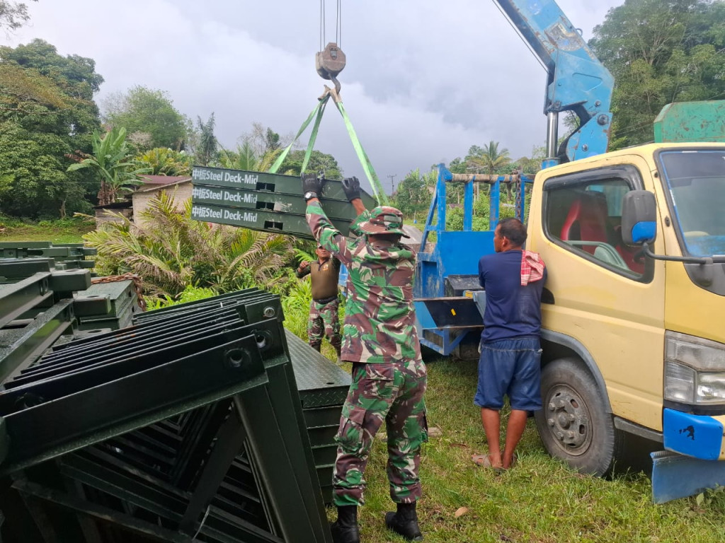 Gerak Cepat Pemerintah dan TNI Tangani Pemulihan Pasca Bencana Humbahas Dengan Jembatan Bailey.
