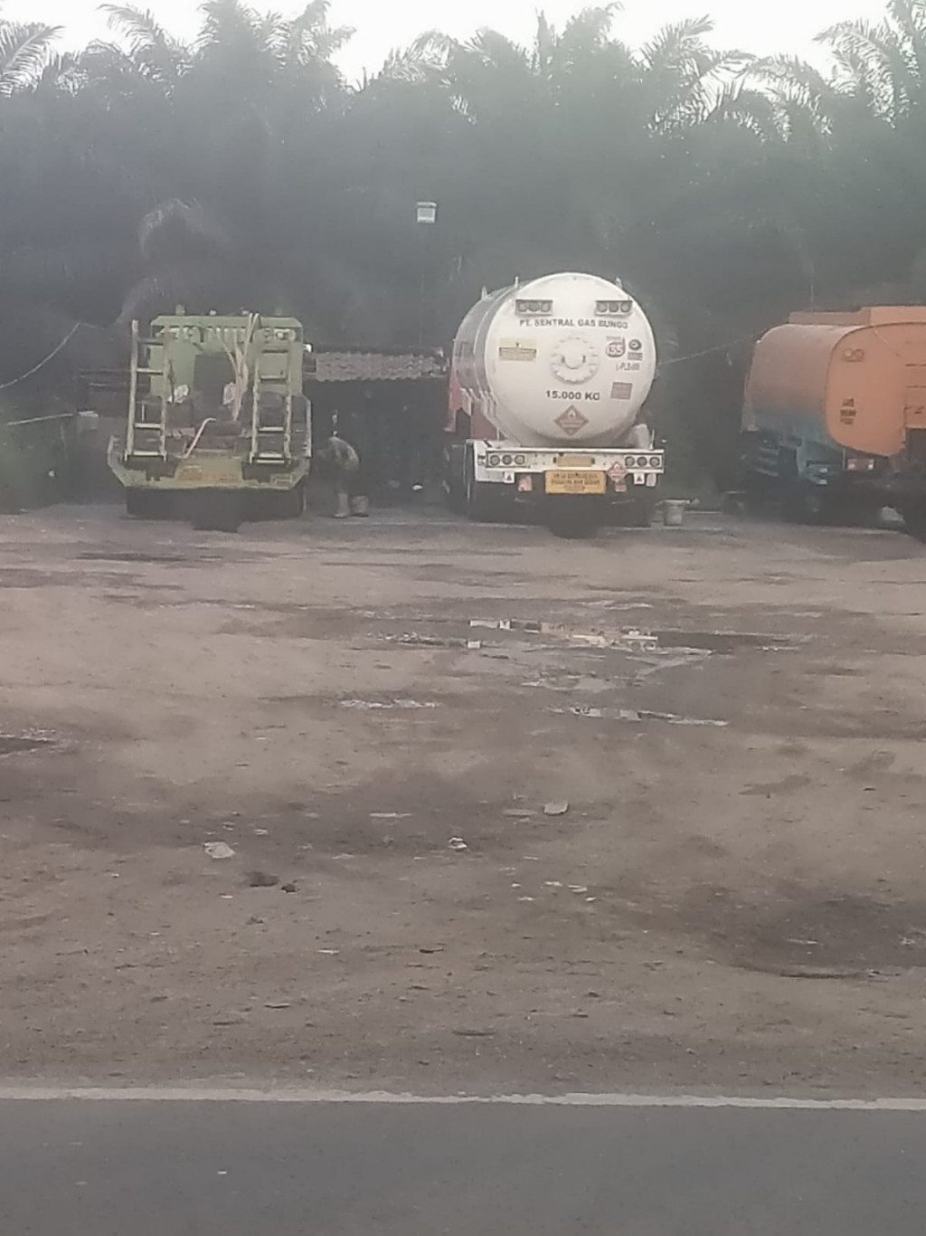 Gudang penampungan Minyak Ilegal Berkedok cucian Mobil. siapa D.S pemain besar BBM  ilegal di kota jambi