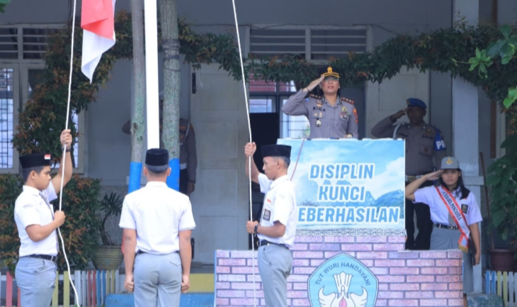 Kapolres Samosir Pimpin Upacara Bendera di SMK1Palipi