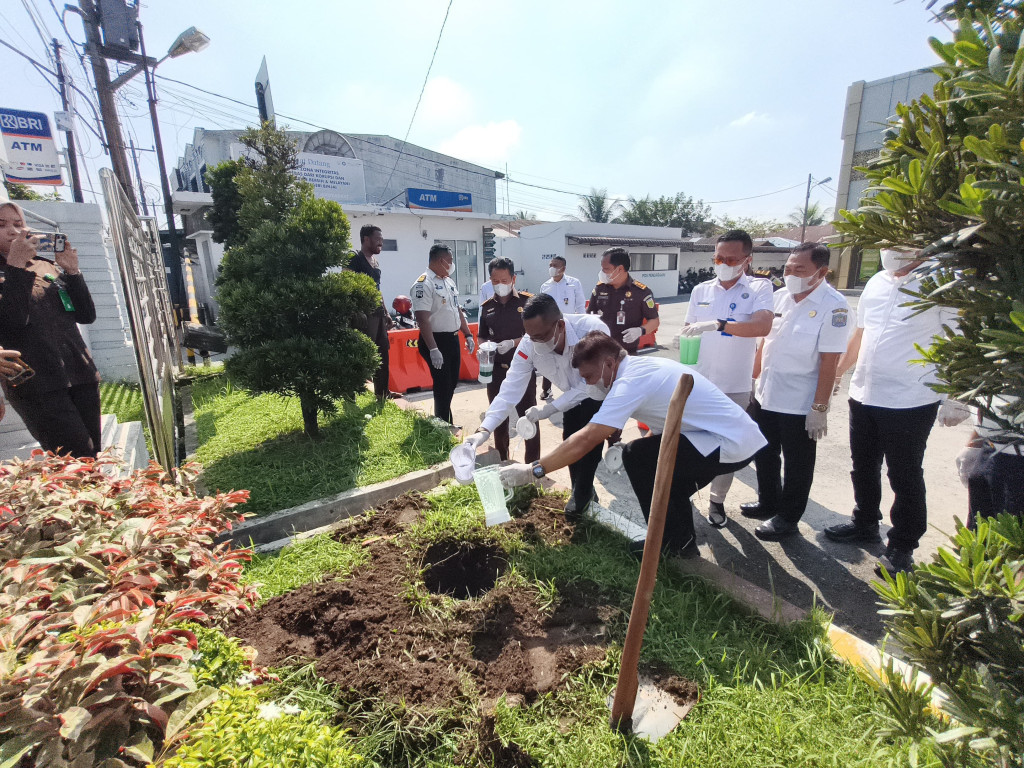 Kejari Binjai Musnahkan Barang Bukti, Kesbangpol Tekankan Sinergi Pemberantasan Narkoba