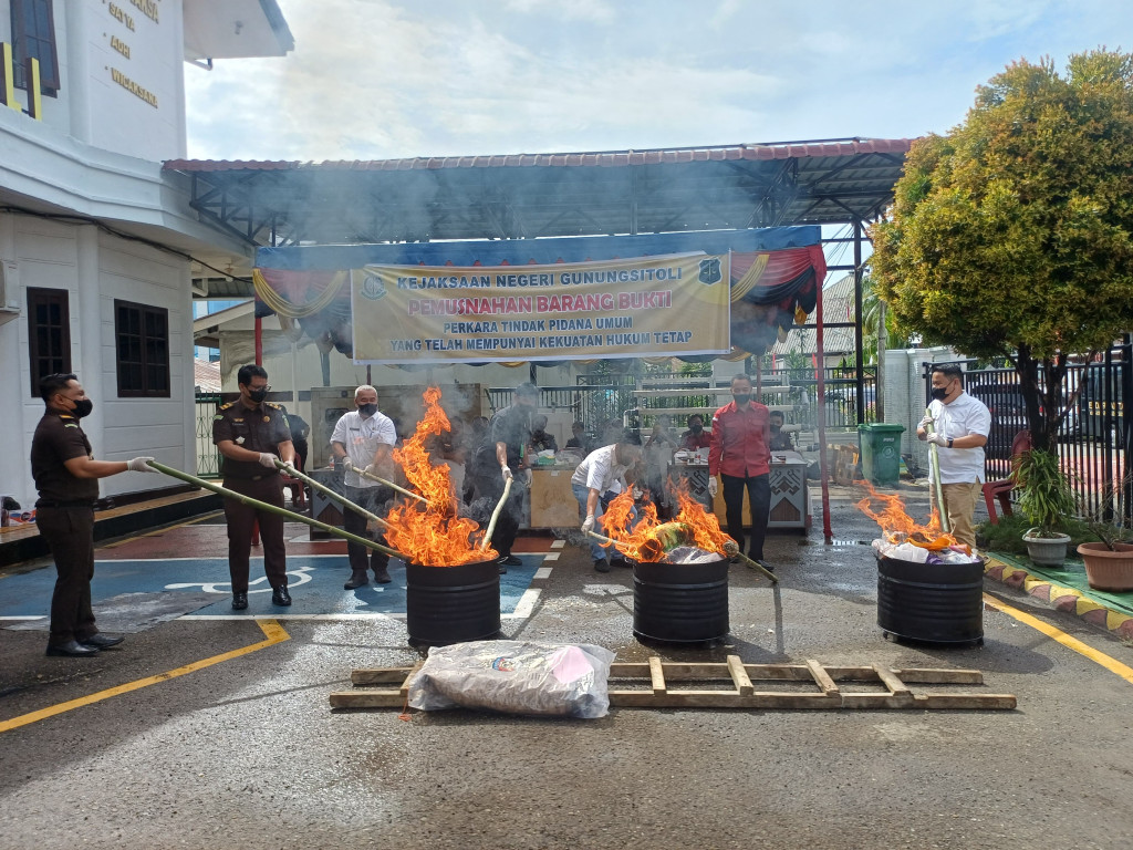Kejari Gunungsitoli Musnahkan Barang Bukti Perkara Narkoba hingga Pembunuhan