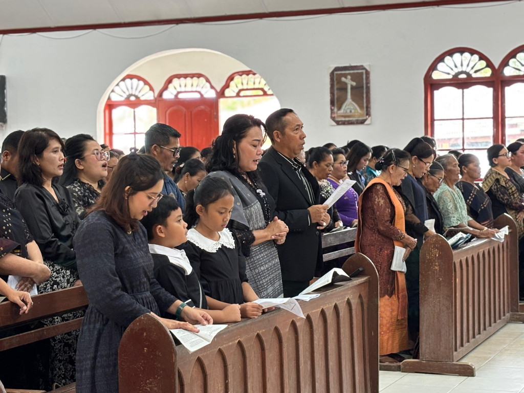 Keluarga Bupati Taput Ikuti ‎Ibadah Jumat Agung di HKBP Simorangkir, Bupati Ajak Jemaat Gaungkan Kembali Wisata Rohani Salib Kasih
