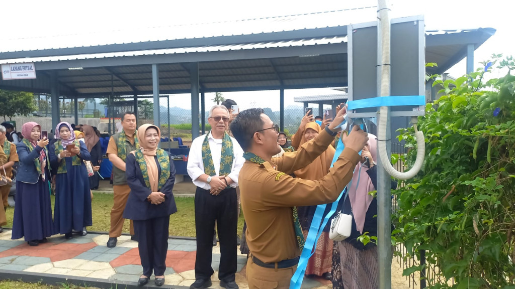 Kepala Dinas Pendidikan Sumedang Resmikan Sistem Cerdas AI-IoT Pemantauan Lingkungan di SD Telaga Cendekia