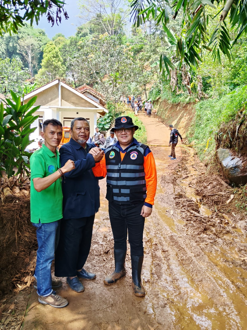 Ketua DPD PGR Sumedang Tinjau Lokasi Longsor di Sumedang Selatan, Serap Aspirasi Warga