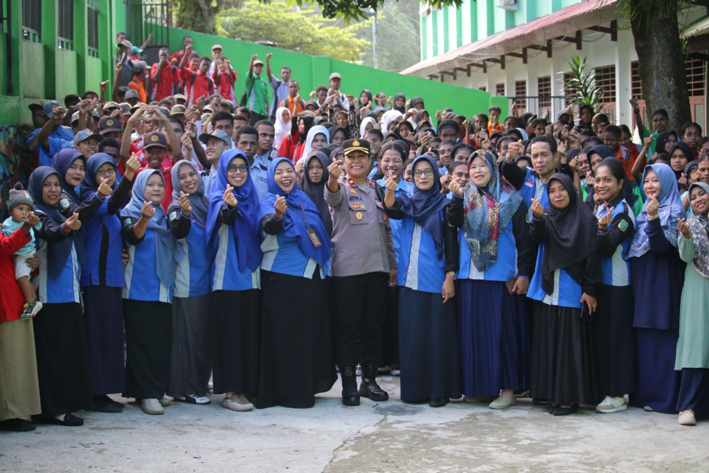 Lagu Ibu Kita Kartini Bergema di SMK Yapis, Wakapolres Fakfak: Berani Bermimpi Tanpa Batas Gender