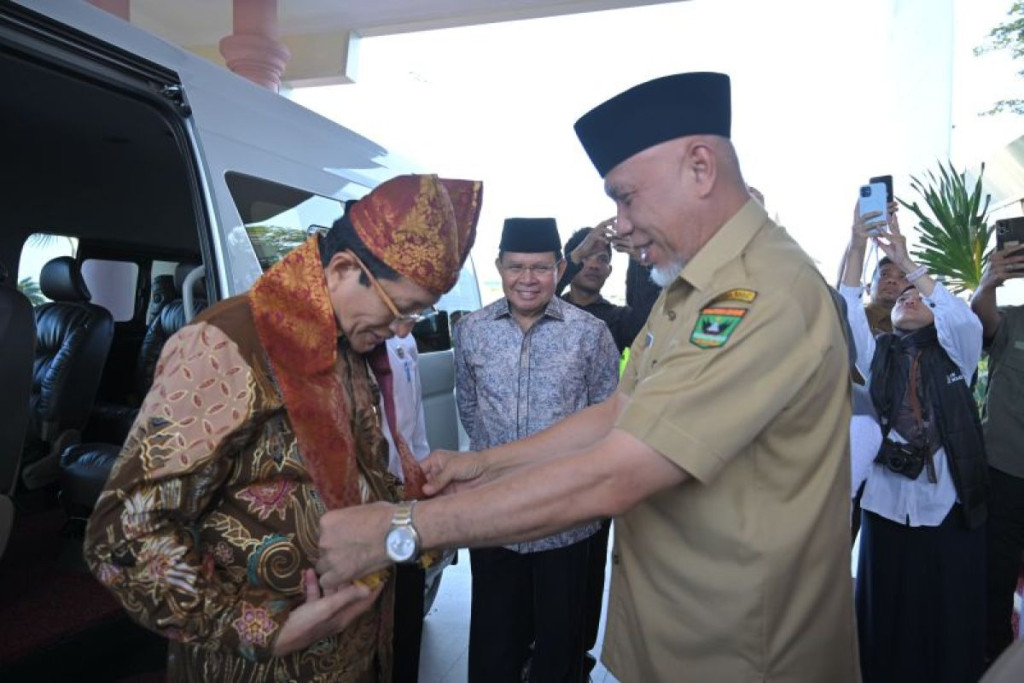 Mahyeldi Sambut Kedatangan Menteri Agama Nasaruddin Umar di Bandara Minangkabau
