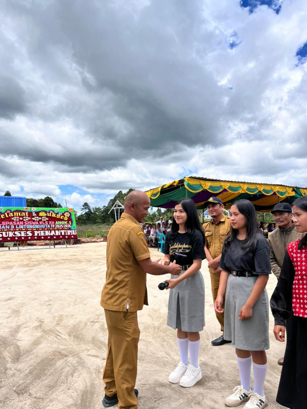 Marusaha Nababan Sampaikan Pesan Kepada Siswa SMAN 3 Lintongnihuta, Agar Terus Bermimpi Besar, Kerja Keras, dan Jangan Takut Menghadapi Tantangan.