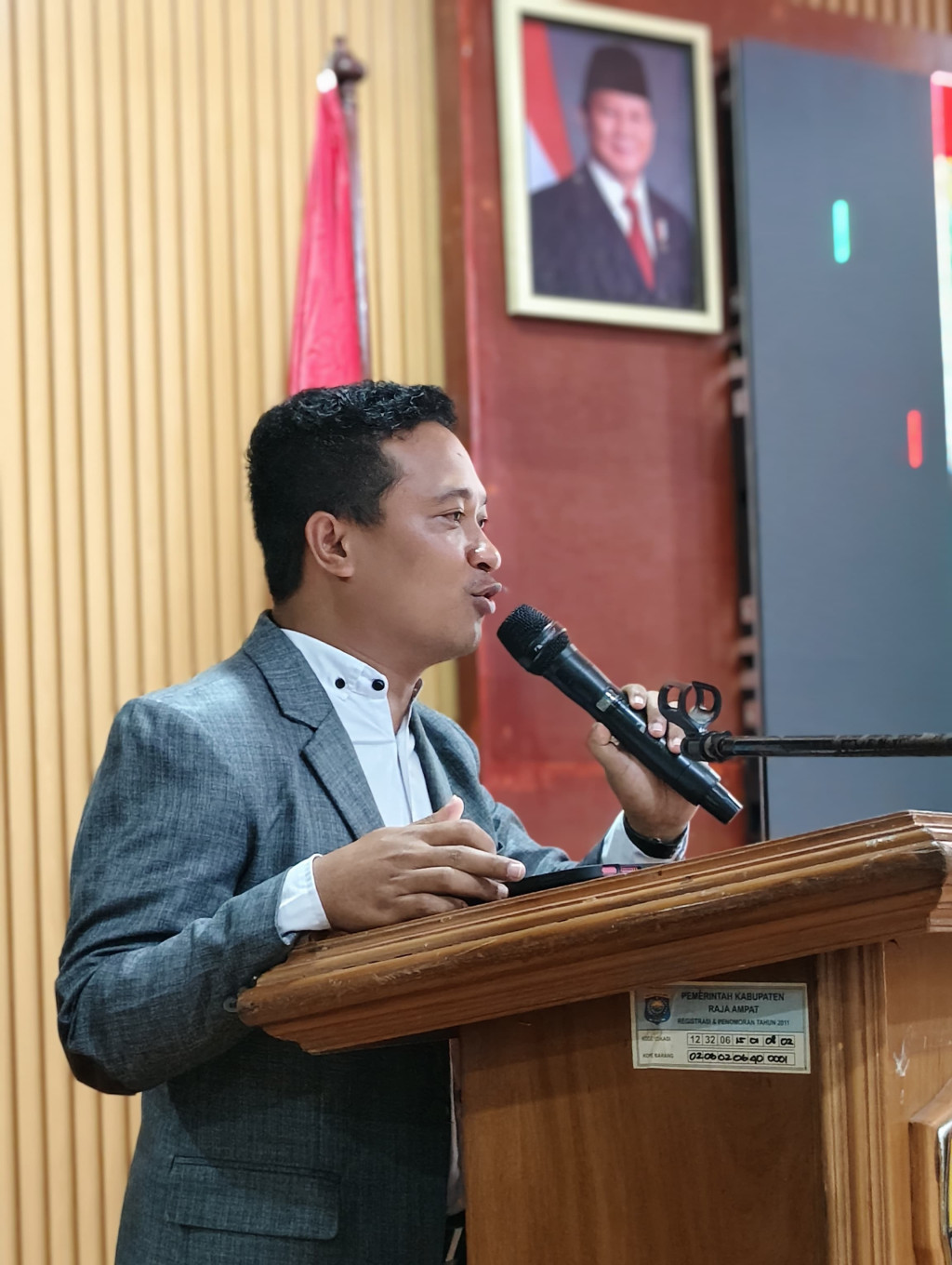 Masih Ingat Baju Dinas Rp1,2 Milyar?, Direktur YLBH Mambo Waswar: Pansus DPRK Raja Ampat Harus Berani Gigit Sampai ke APH