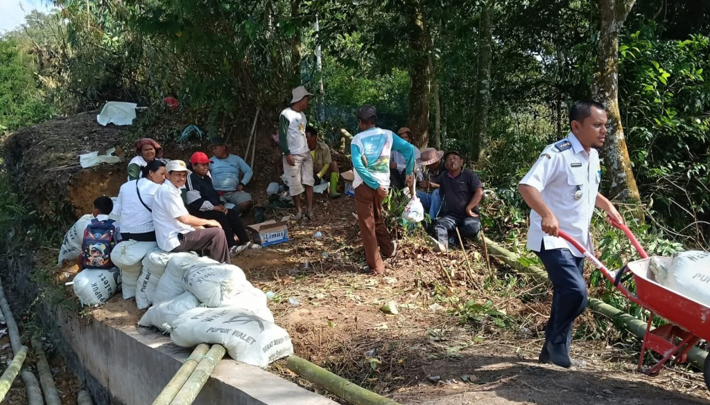 Masyarakat Desa Berampu Dairi Bahu-membahu Perbaiki Irigasi