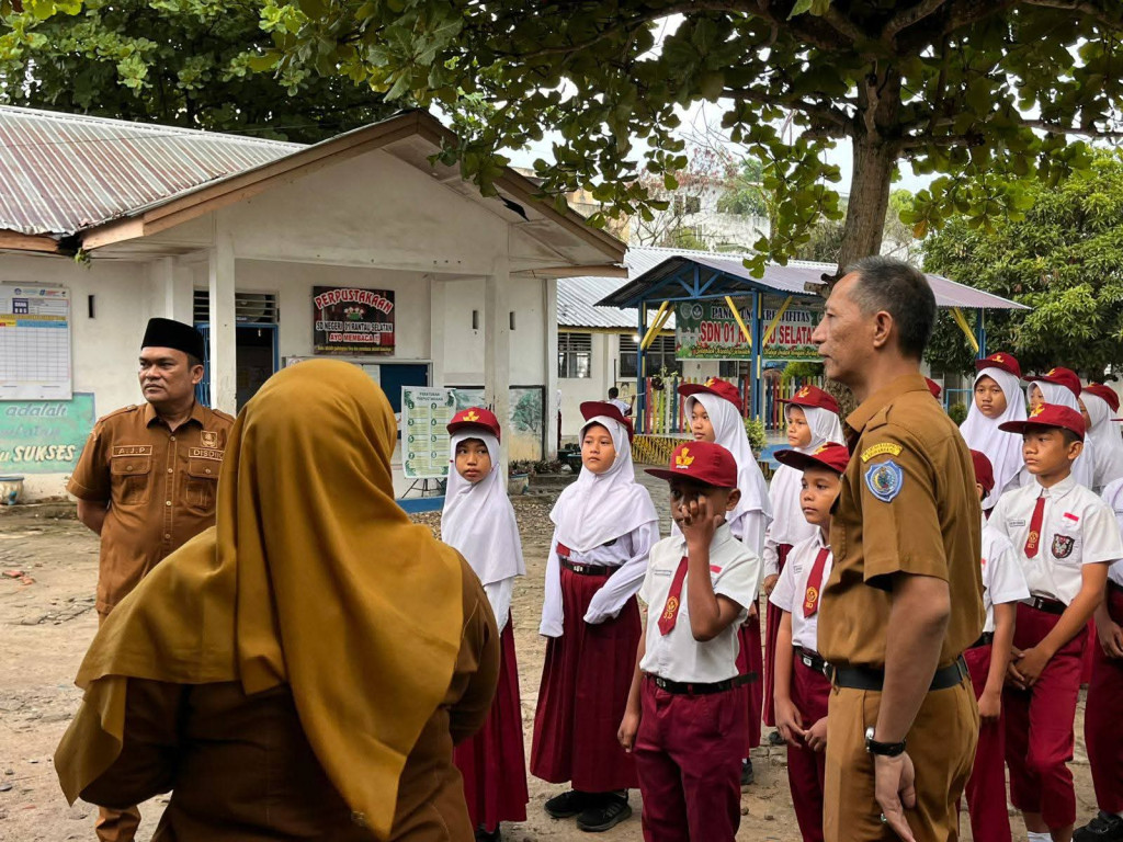 Menilik Asa di Bangku Kelas: Kadisdik Labuhanbatu Pantau Langsung Standar Akademik Siswa