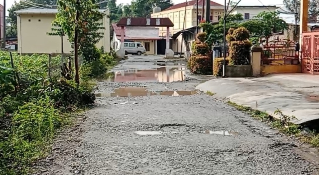 Miris! Siswa SMAN 2 Siborong-borong dan Warga Setempat Mengeluhkan Jalan Digenangi Air