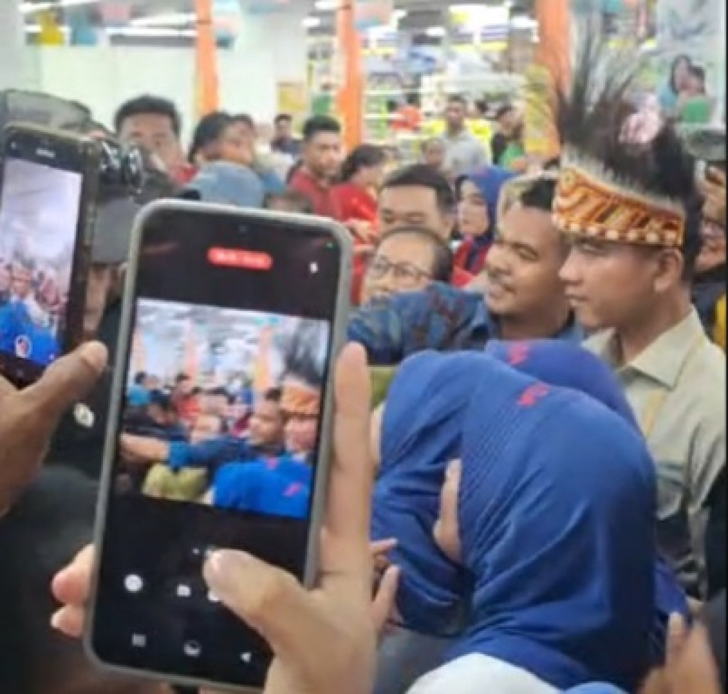 Momen Hari Kartini, Wapres Gibran Berikan Voucher Belanja kepada Mama Papua di Saga Supermarket Sorong