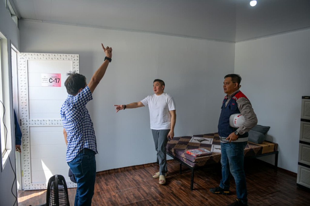 Pemerintah Bangun Hunian Layak bagi Warga Pinggir Rel Pasar Senen, Seskab Teddy Tinjau Langsung