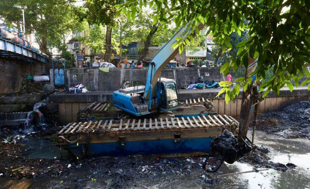 Pemkot Jakpus Kerahkan Eskavator Bersihkan Kali Ciliwung, Upaya Normalisasi Aliran Air