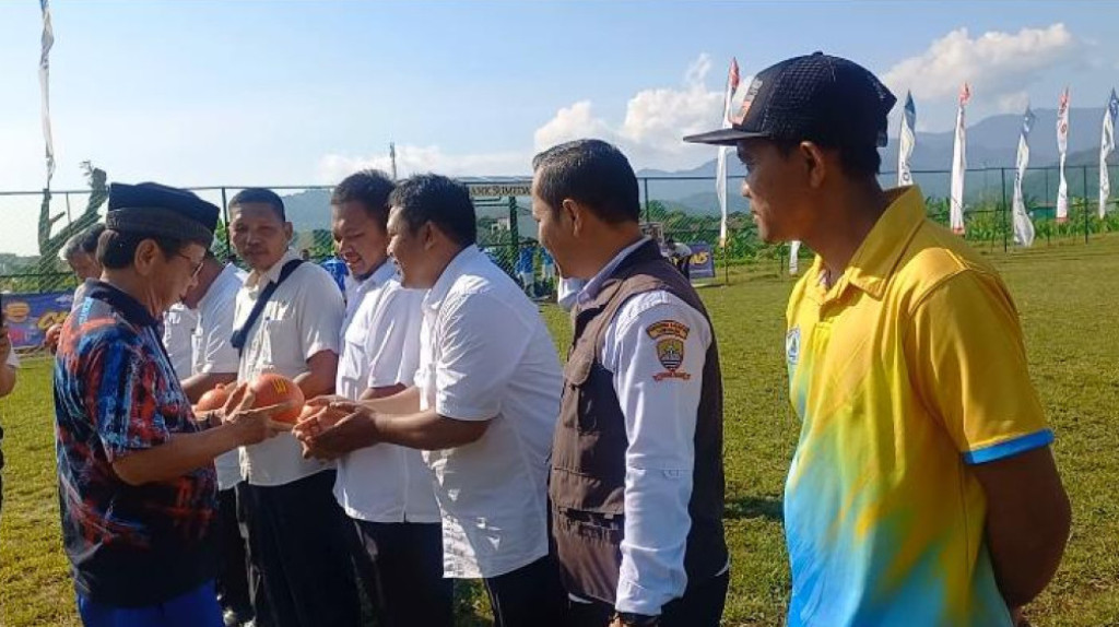 Pengusaha Majalengka Salurkan Bantuan Bola untuk Sekolah di Sumedang