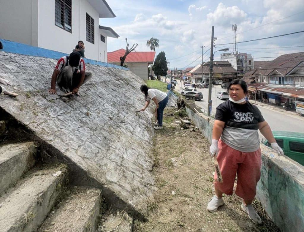 Pentingnya Keberhasilan Lingkungan Rumah Sakit. Jajaran RSUD Tarutung Laksanakan Gotongroyong