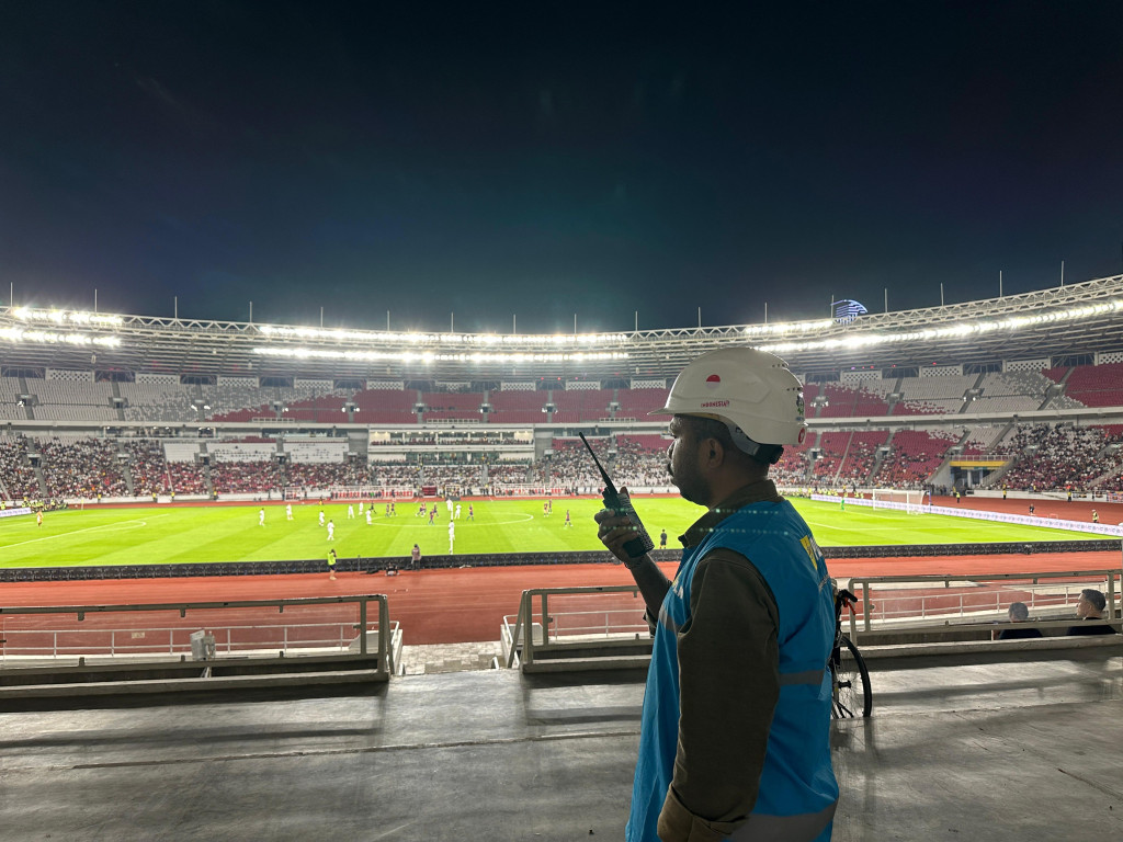 Petugas PLN bersiaga dan memantau jalannya pertandingan di Stadion Utama Gelora Bung Karno
