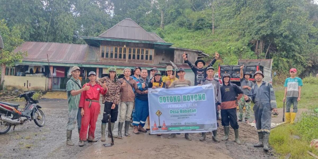 PGE Lumut Balai Perbaiki Jalan Desa Babatan, Wujud Kepedulian Infrastruktur dan Keselamatan Warga
