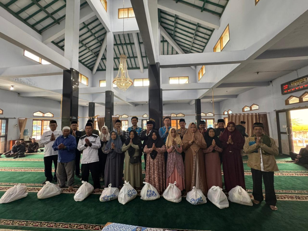 PLN Cianjur Salurkan Sembako untuk Marbot dan Dhuafa di Takokak