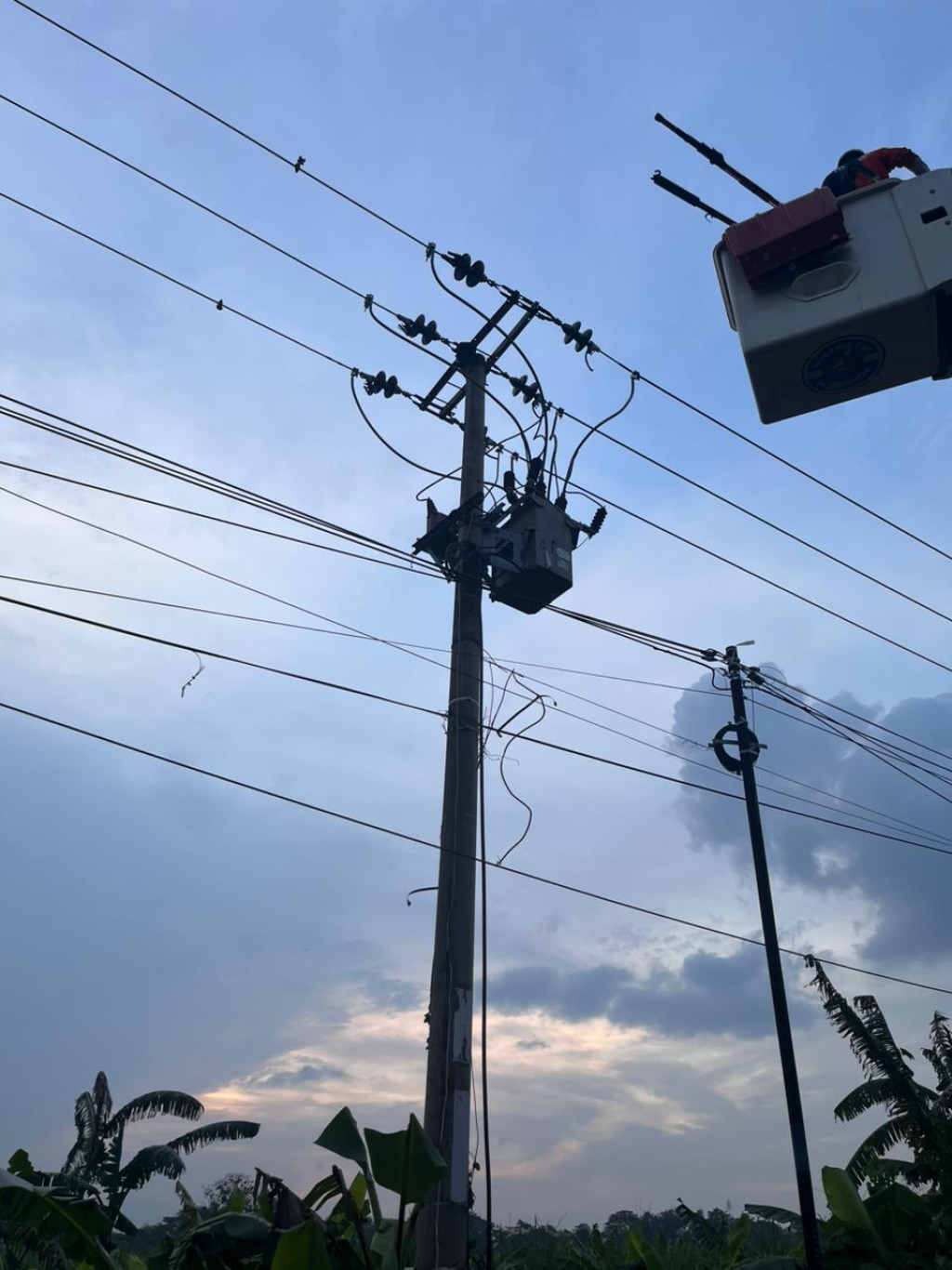 PLN Cirebon Perkuat Keandalan Jaringan Lewat Pemasangan Recloser di Kanci