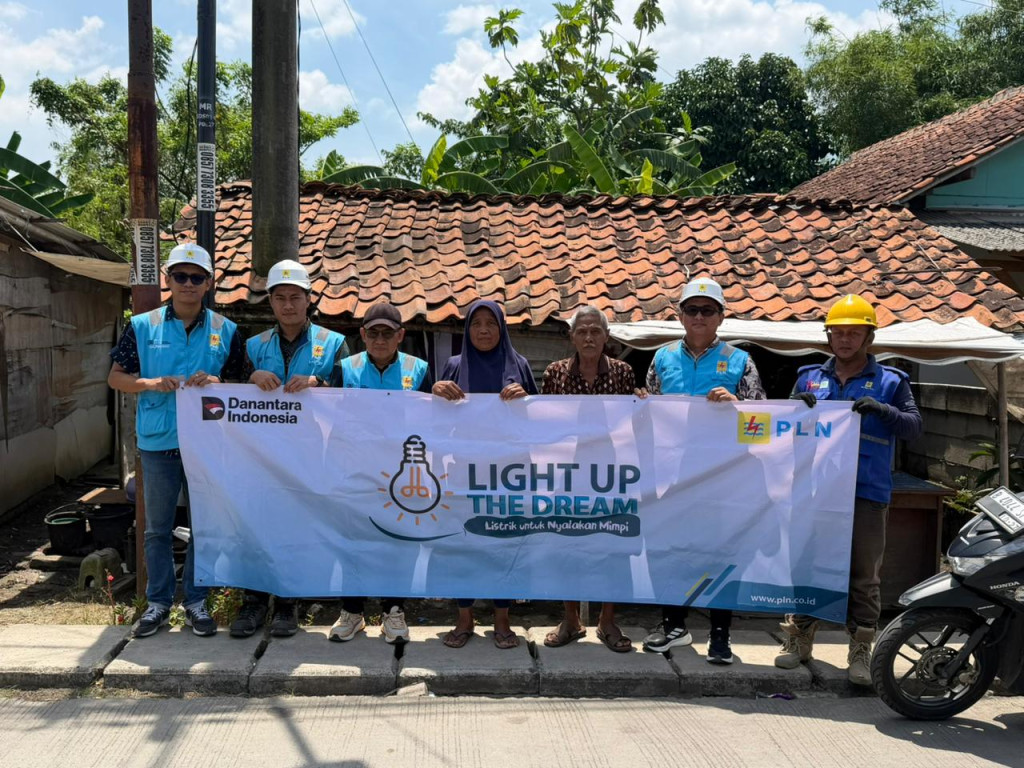 PLN Hadirkan Terang Lewat Program Light Up The Dream di Karawang