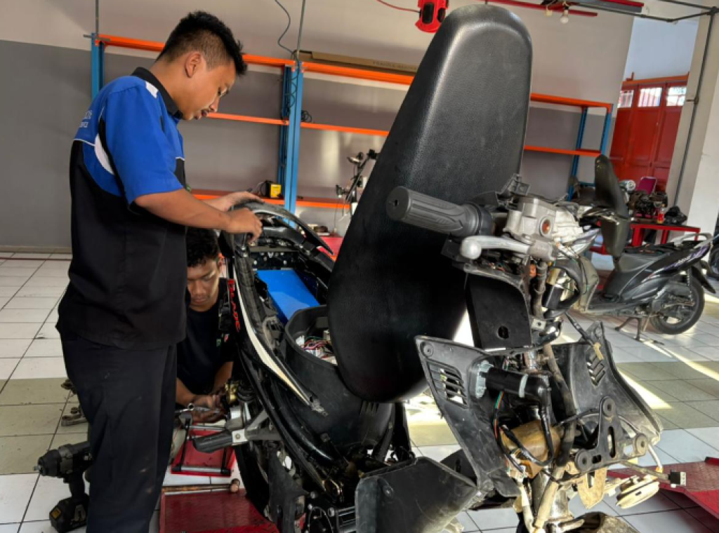 PLN UID Jabar Perkuat Kompetensi EV di SMKN 8 Bandung, Dari Teori Jadi Praktik Nyata