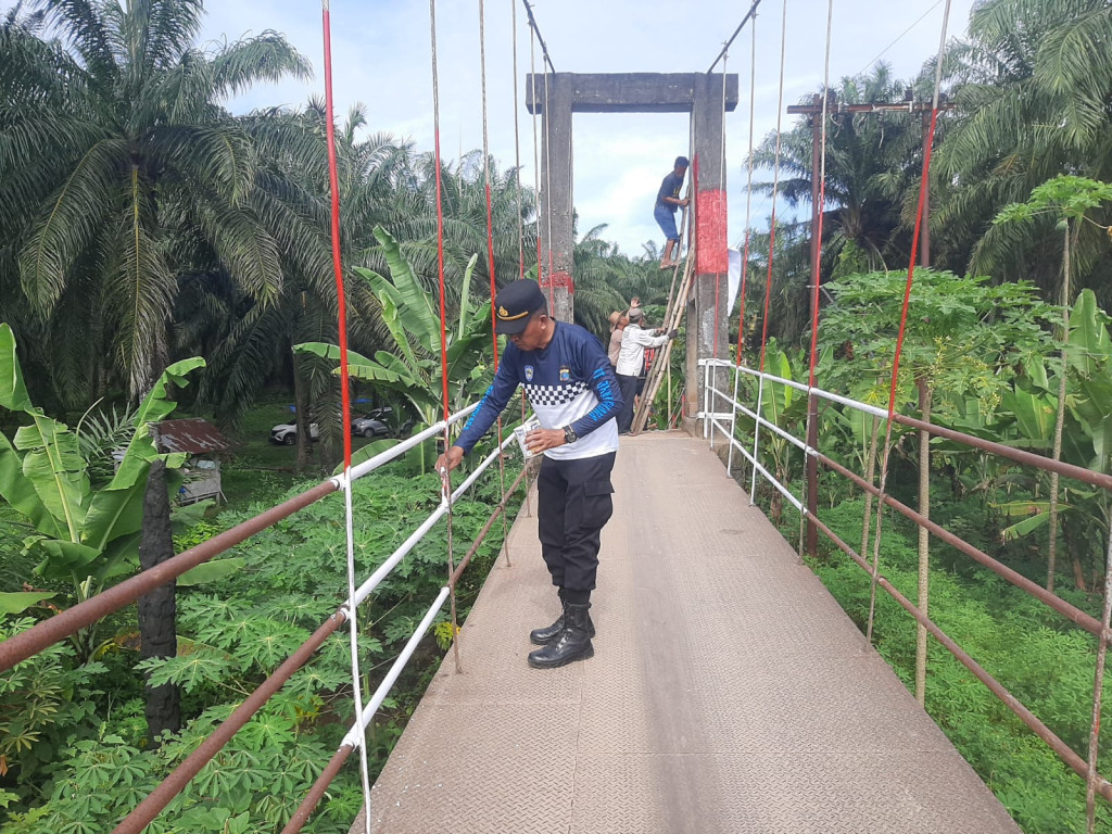 Polisi dan Warga Perbaiki Jembatan Penghubung Desa di Padang Lawas Utara