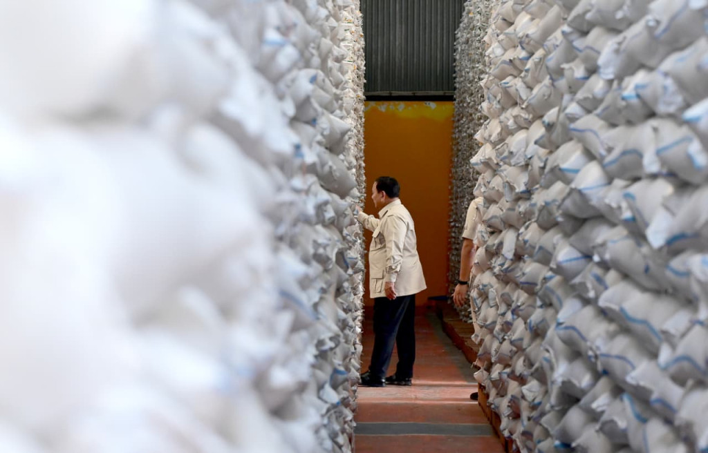 Prabowo Sidak ke Gudang Bulog Danurejo Magelang, Pastikan Stok Aman, Banyak, dan Distribusi Tepat Sasaran