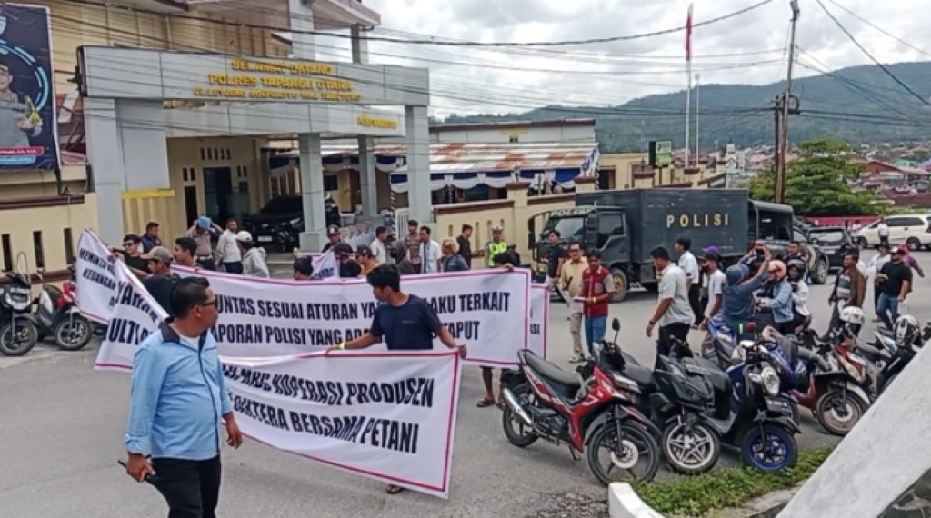 Ratusan Aksi Unjuk Rasa Di Kantor Bupati Kabupaten Tapanuli Utara. Suplayer MBG Tuntut Pencairan Dana
