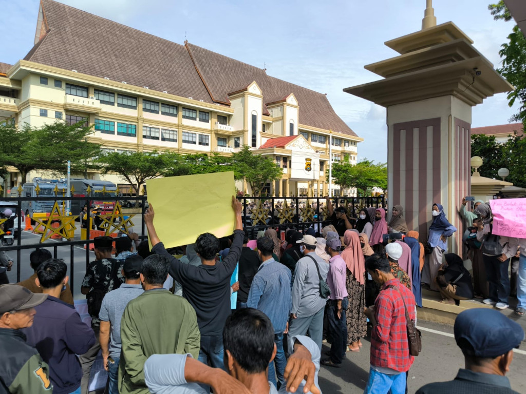 Ratusan Warga Kepung Mapolda Jambi, Tuduh Kriminalisasi Ketua Poktan: “Hukum Tajam ke Bawah, Tumpul ke Atas”