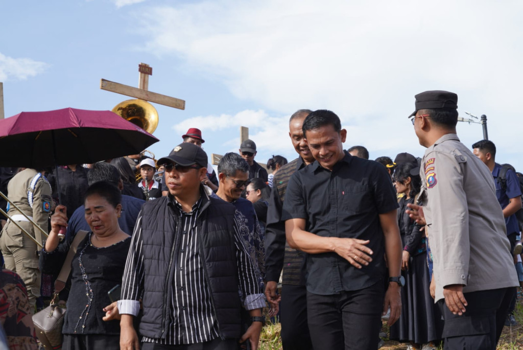 Refleksi Jumat Agung Bupati Taput Dr JTP Hutabarat Hadiri Visualisasi Jalan Salib di Siatas Barita