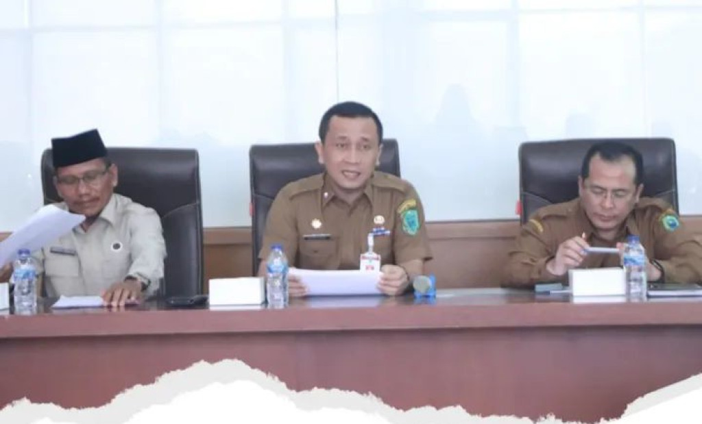 Sekretaris Daerah Kabupaten Paluta Pimpin Rapat Persiapan Pemberangkatan Jemaah Haji Paluta.