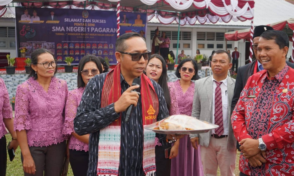 Semangati Anak Didik, Bupati Taput Hadiri Pentas Seni SMA Negeri 1 Pagaran
