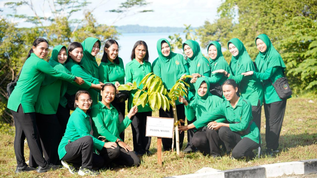 Senam Sehat Berbuah Pala, Persit Korem 182 Tanam Pohon di Makorem Fakfak