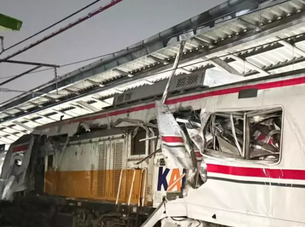 Tabrakan Maut di Bekasi Timur, Gerbong Wanita KRL Ringsek Dihantam Kereta Jarak Jauh