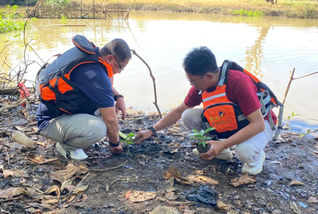 Tanam 400 Pohon, PLN dan Warga Katimbang Perkuat Mitigasi Banjir Berbasis Lingkungan