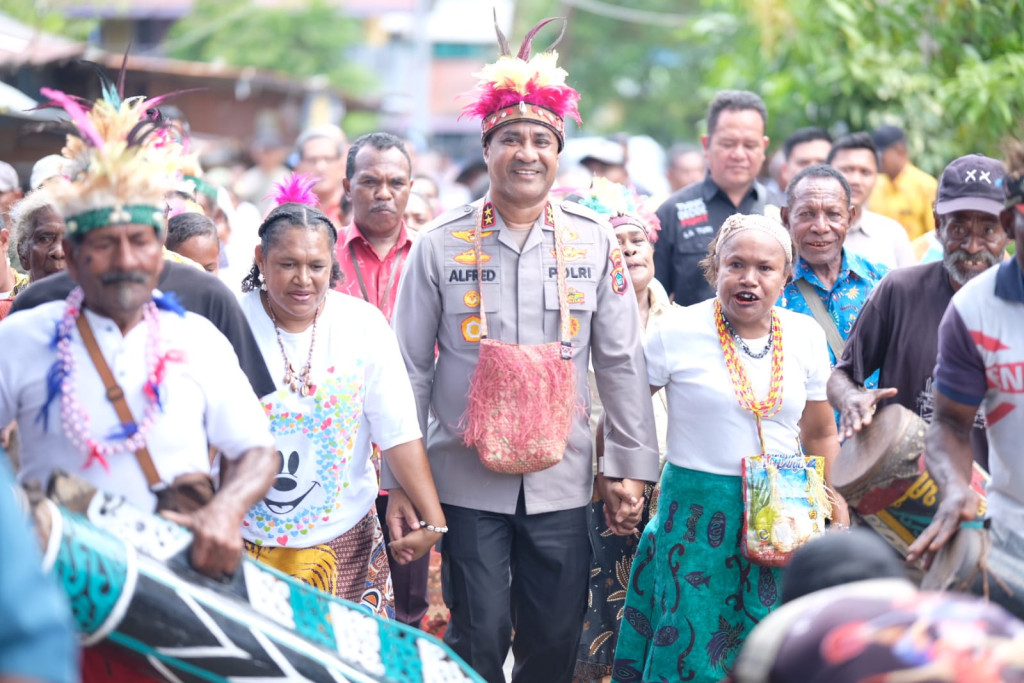 Tatap Muka Kapolda Papua Barat dengan Masyarakat Fanindi Pantai, Kapolda Berikan Tali Asih dan Bakti Kesehatan