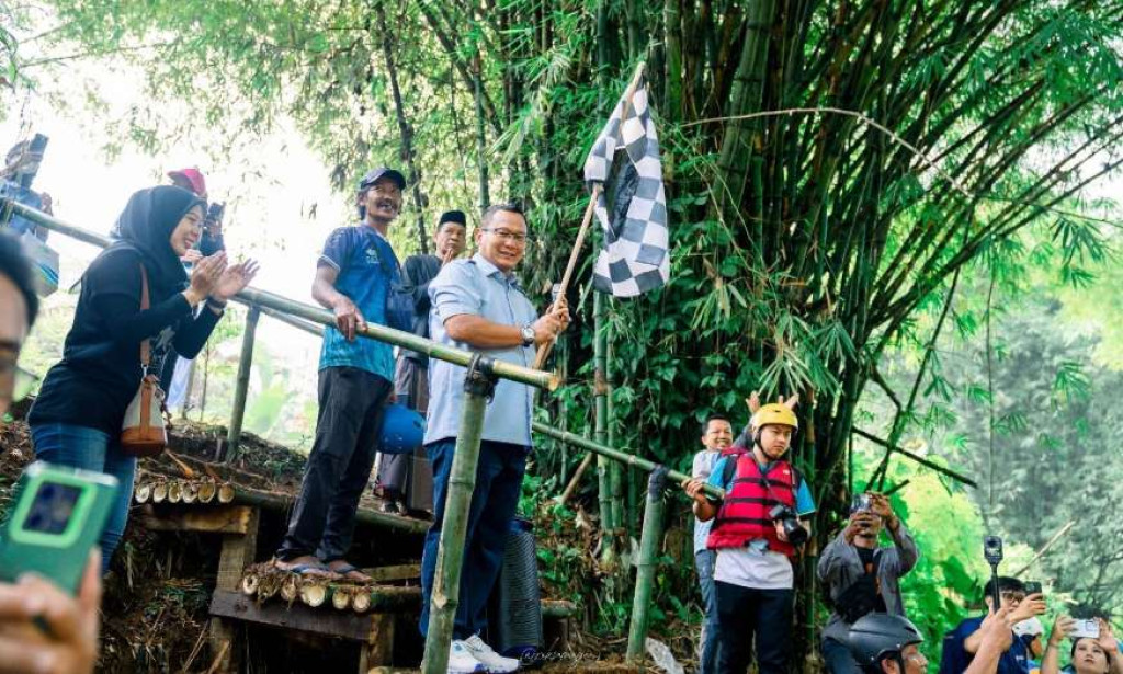 Tirta Asasta Depok Angkut 10 Ton Sampah dari Ciliwung, Tegaskan Komitmen Lingkungan
