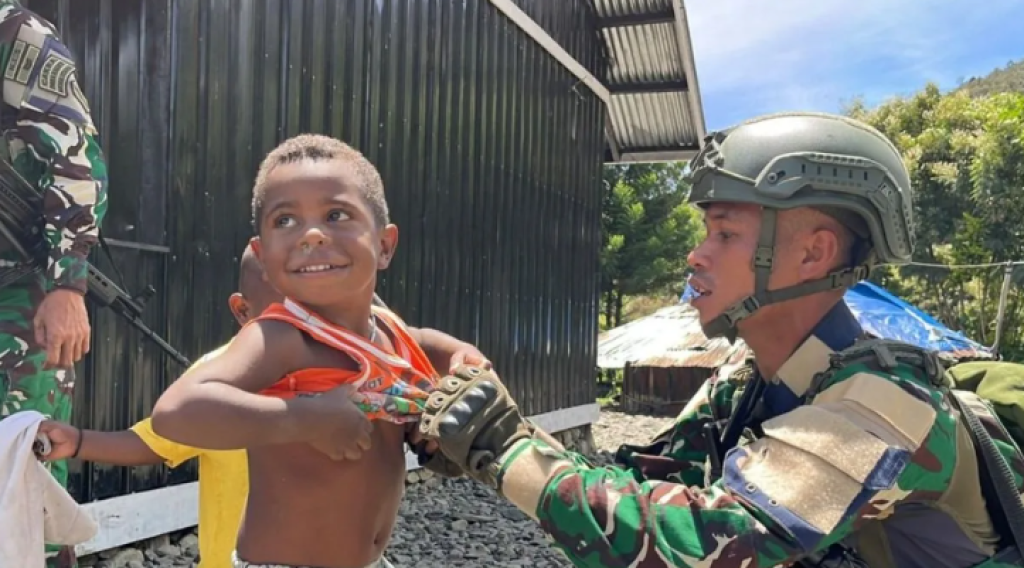 TNI Hadirkan Aksi Kemanusiaan di Papua, Warga Terima Bantuan dan Layanan Kesehatan