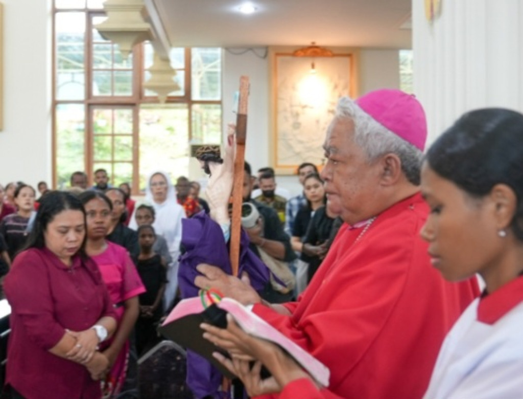 Uskup KMS Pimpin Ibadah Perayaan Jumat Agung di Fakfak