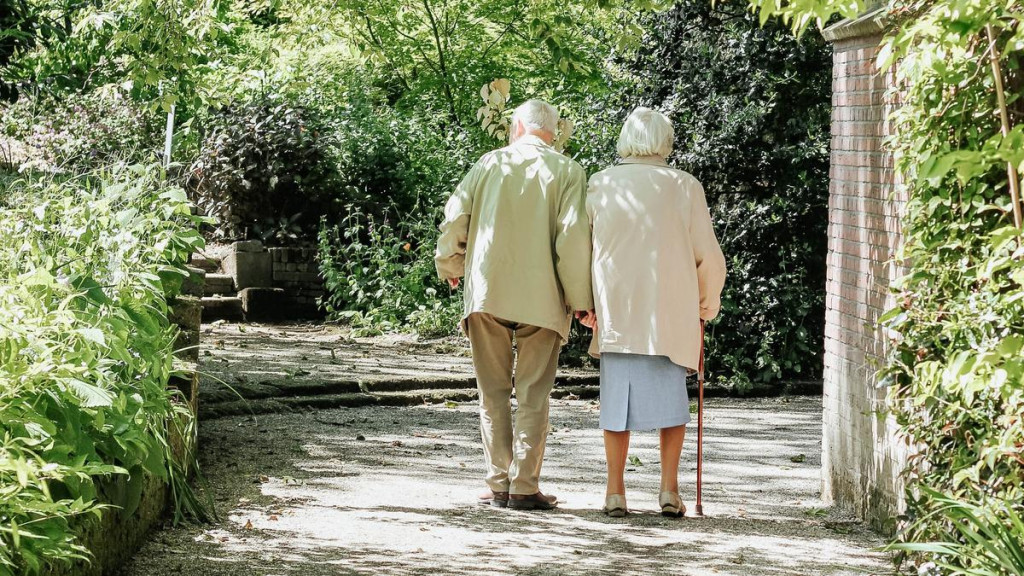 Viral Lansia Ditandu Sarung Sejauh 1 Kilometer Karena Ambulans Tak Bisa Masuk