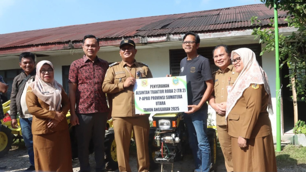 Wabup Dairi Serahkan Alsintan Traktor Roda Dua Kepada 7 Poktan