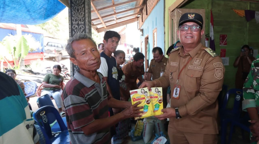Wabup Dairi Serahkan Bantuan untuk Korban Kebakaran di Lautawar