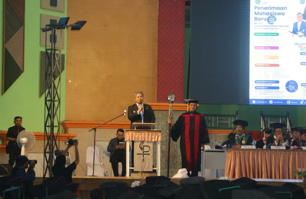 Wakil Bupati Tapanuli Utara Hadiri Wisudawan S1, S2 dan S3 IAKN Tarutung