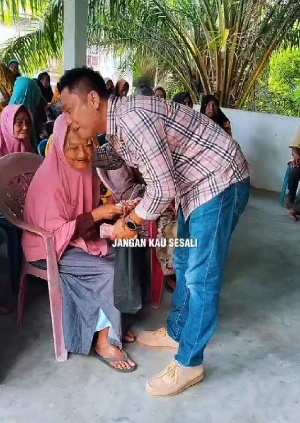 Wujud kepedulian sosial Kegiatan Jumat Berkah  dilakukan rutin oleh Pangulu  Andi Adzwan Damanik