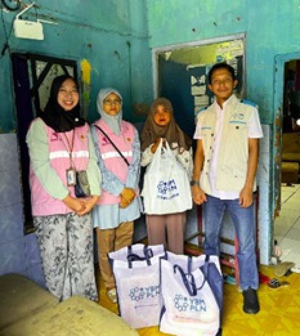 YBM PLN Cirebon Salurkan Bantuan Sembako untuk Warga Drajat