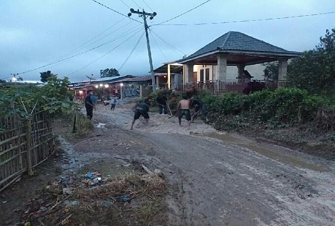 Pemkab Karo Kurang  Perhatian, Karang Taruna Kuta Pengkih Gotong Royong Perbaiki Jalan Desa